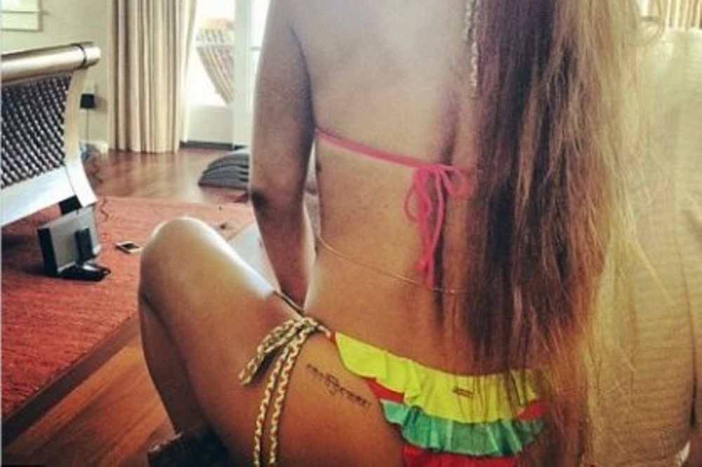 Δείτε τo νέο τατουάζ της Rihanna, αυτή τη φορά στα... οπίσθια!