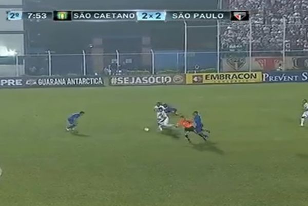 Σάο Καετάνο - Σάο Πάουλο: Παίκτης παρέσυρε τον διαιτητή! (video)