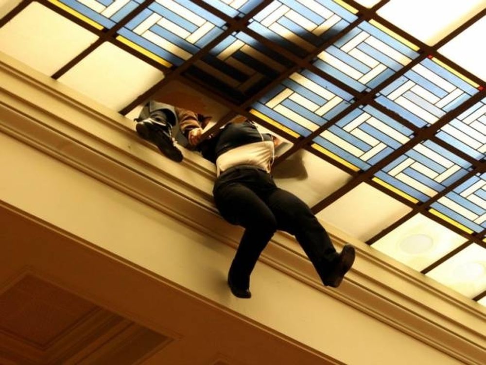 Δείτε υπάλληλο της βουλής να αιωρείται απ' το θόλο...