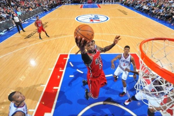 NBA: Δεκάδα έφτιαξε ο Λεμπρόν (videos)