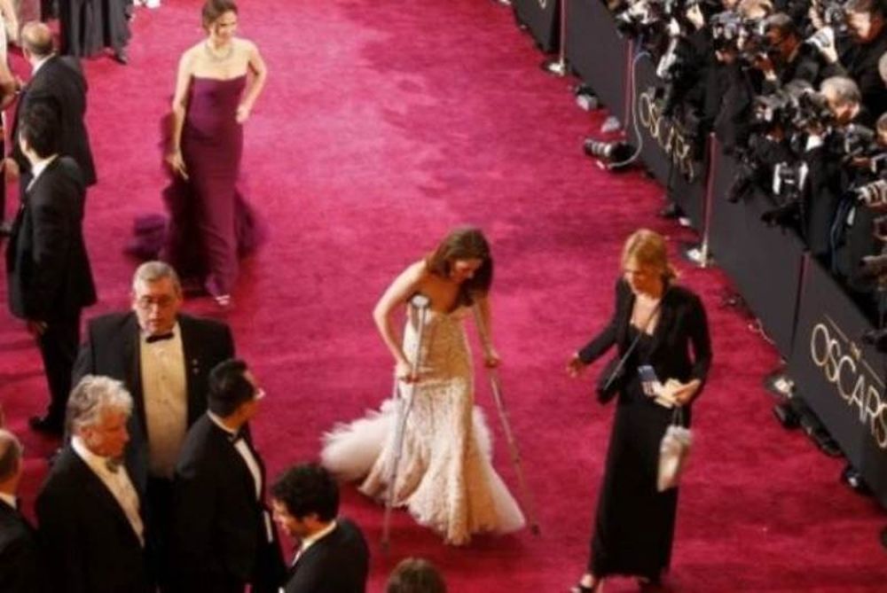Όσκαρ 2013: Mε πατερίτσες η Kristen Stewart στην απονομή βραβείων
