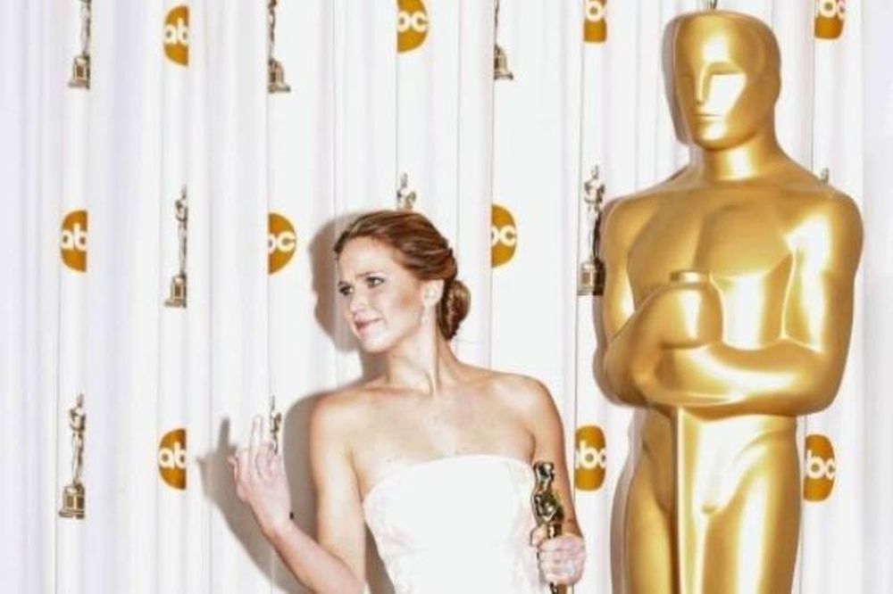 Όσκαρ 2013: Jennifer Lawrence: Μετά την τούμπα της, έκανε μία άσεμνη χειρονομία!