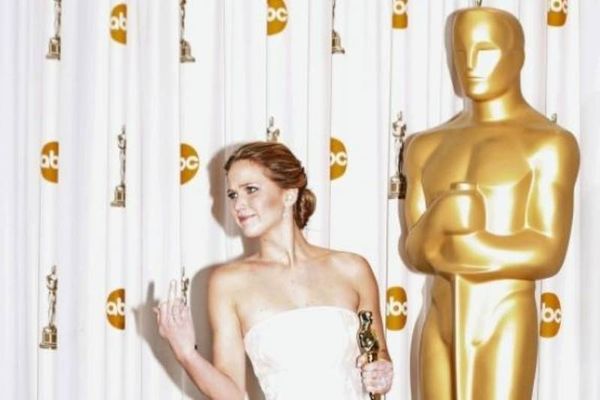 Όσκαρ 2013: Jennifer Lawrence: Μετά την τούμπα της, έκανε μία άσεμνη χειρονομία!