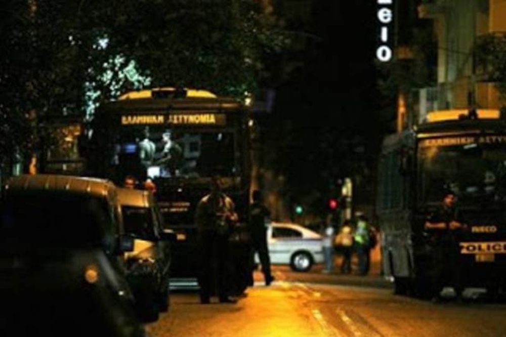 Ένταση στα Εξάρχεια - Μαζικές προσαγωγές