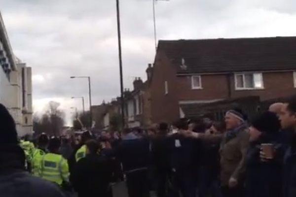 Τότεναμ - Άρσεναλ: Παραλίγο συμπλοκή των οπαδών (video)