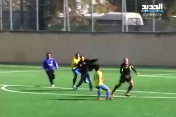 Παίκτες πήραν τον διαιτητή στο κυνήγι (video)