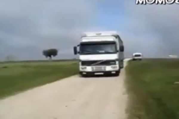 Δεν μπορείτε να φανταστείτε τι θα συμβεί με αυτό το φορτηγό...