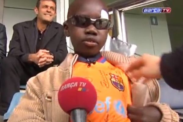 Μπαρτσελόνα: Τυφλό αγόρι αναγνωρίζει τους παίκτες μόνο με το άγγιγμα! (video)