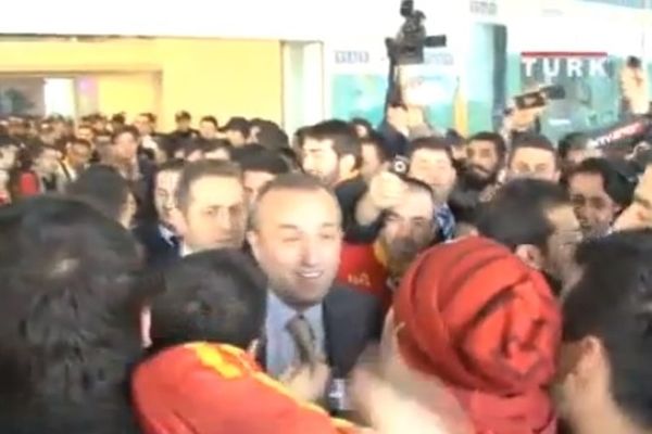 Γαλατάσαραϊ: «Τρελή» υποδοχή στο αεροδρόμιο! (video)
