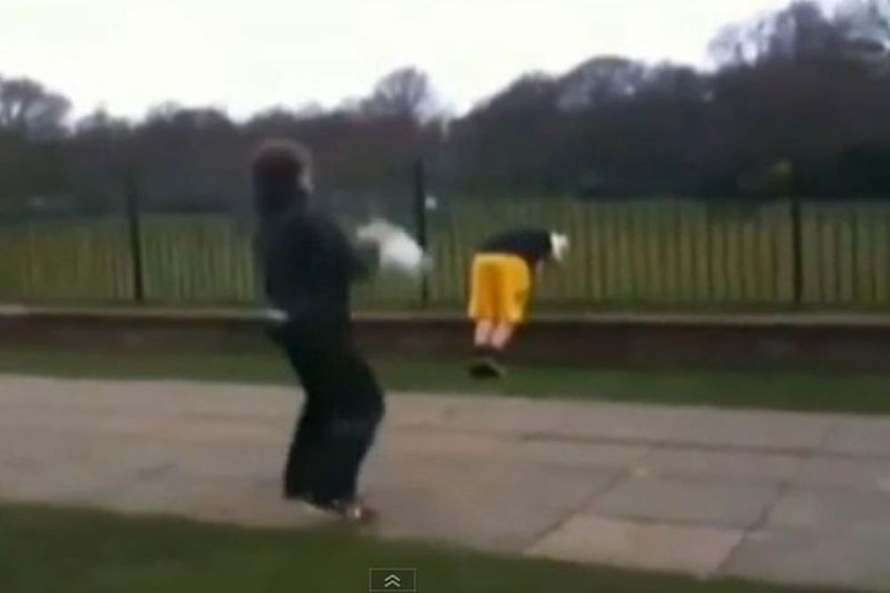 Πιο... άμπαλος, πεθαίνεις! (video)