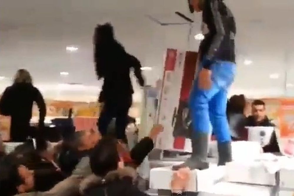«Πλιάτσικο» σε... ρυθμούς Harlem Shake! (video)