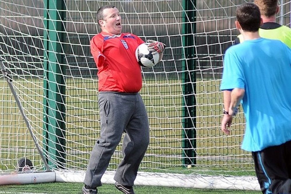 Παίζει τερματοφύλακας κι έχει ένα χέρι… (photos)
