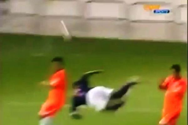 Απίστευτο αυτογκόλ... σκορπιός (video)