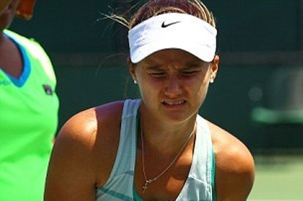 Τένις: Την τσίμπησε σφήκα στα οπίσθια! (photos)