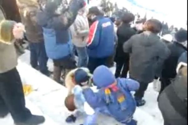 Οι μπαμπάδες μπάλα και τα παιδιά... ξύλο (Video)