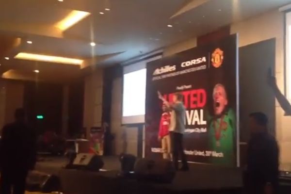 Μάντσεστερ Γιουνάιτεντ: «Τρέλα» με Σμάιχελ στην Ινδονησία! (video)