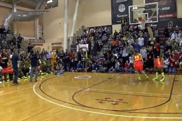 Και τα κορίτσια... καρφώνουν υπέροχα (Video)