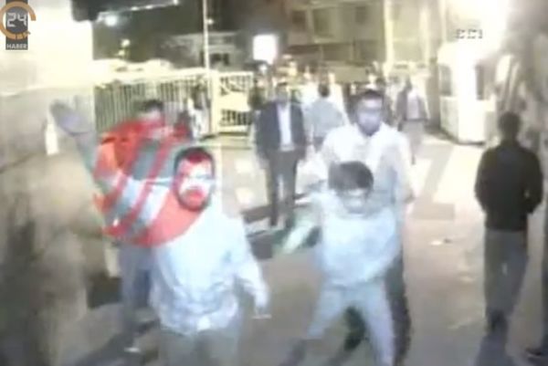 Γαλατάσαραϊ: Οπαδοί επιτέθηκαν σε τηλεοπτικό συνεργείο (videos)