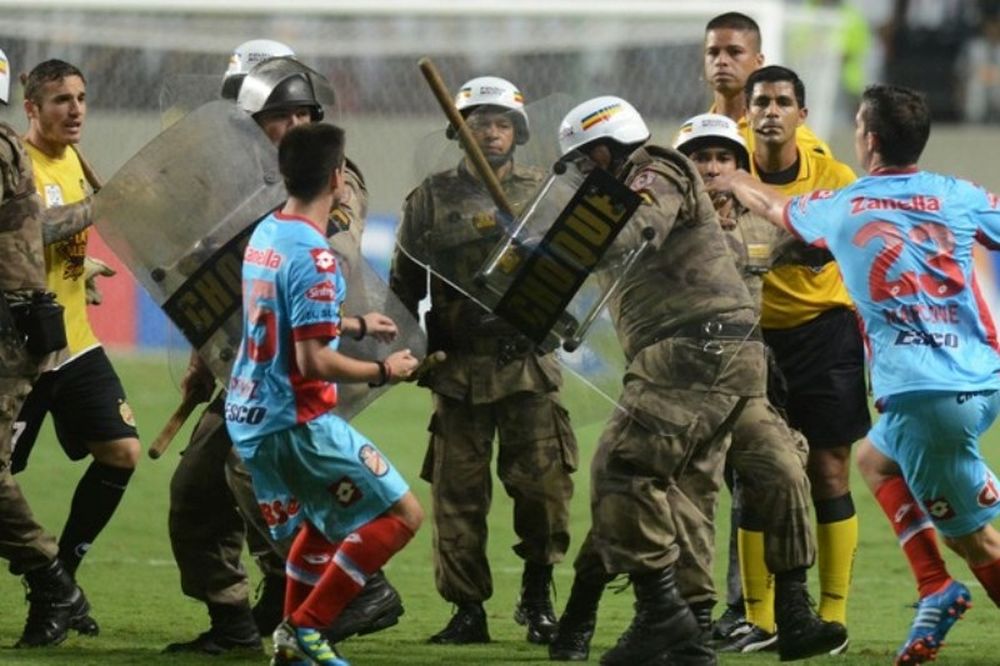 Άρσεναλ Σαραντί: Συμπλοκές παικτών με τα ματ! (video)
