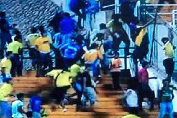 Αίγυπτος: Τραυματισμοί από ντου οπαδών! (video)