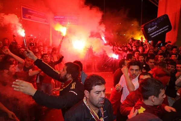 Γαλατάσαραϊ: Συμπλοκές οπαδών με τα ματ έξω από το «Μπερναμπέου» (video)