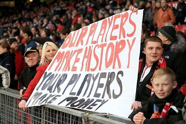 Γιουνάιτεντ: Η… μπηχτή των οπαδών σε αυτούς της Σίτι