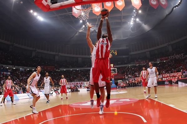 «Η Εφές υποκλίθηκε ξανά στον Ολυμπιακό»