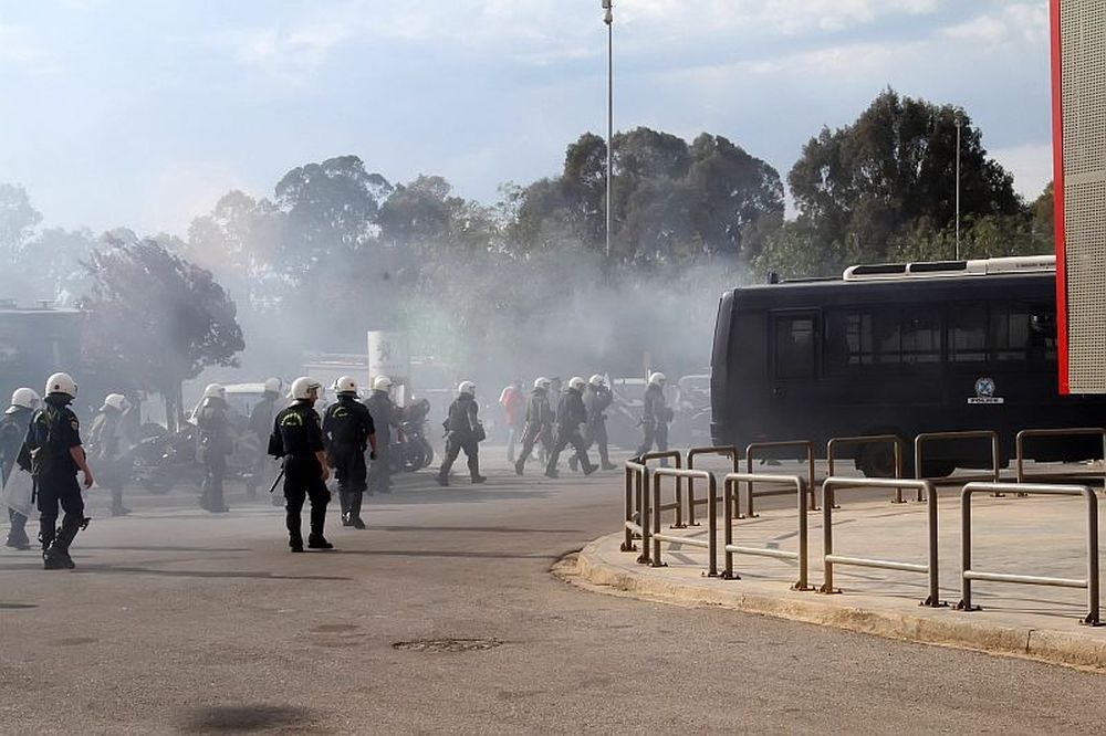 Μολότοφ και δακρυγόνα στο «Γ. Καραϊσκάκης» (photos)