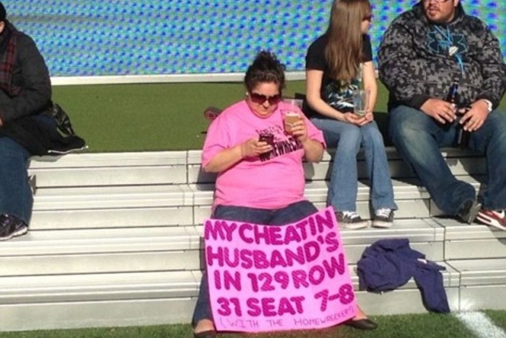 Απίστευτο: Τον εκδικήθηκε με πανό!