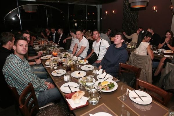 Ολυμπιακός: Γεύμα στους θριαμβευτές και τις θριαμβεύτριες! (photos)