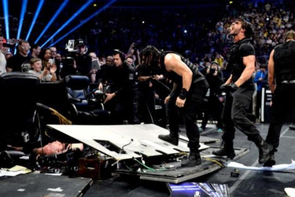 SmackDown: Οι Shield τελείωσαν και τον Undertaker (photos+videos)