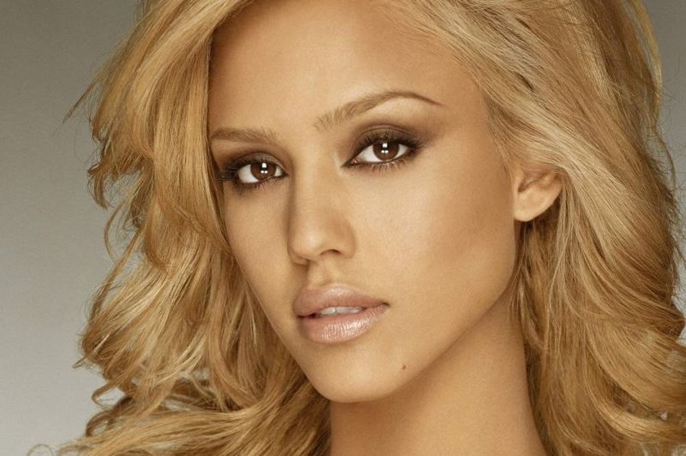 H Jessica Alba ποζάρει ως μοντέλο για γνωστό e-shop