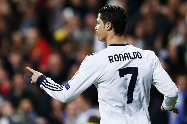 Εξαλλος ο Ρονάλντο, διαψεύδει μέσω twitter τα περί... συνεύρεσης με την Μις οπίσθια