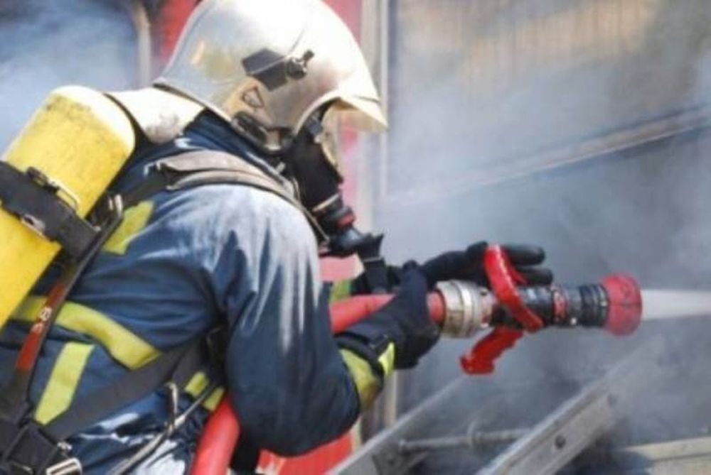 Προσπαθούσε να σβήσει τη φωτιά και παραλίγο να καεί ζωντανός