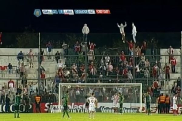 Βίντεο: Και οι... οπαδοί στα κάγκελα (κυριολεκτικά)