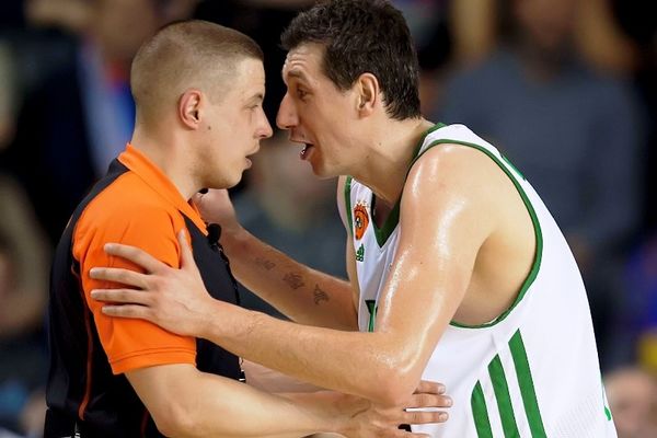 Μπαρτσελόνα-Παναθηναϊκός: Η σταύρωση από τους διαιτητές (video)