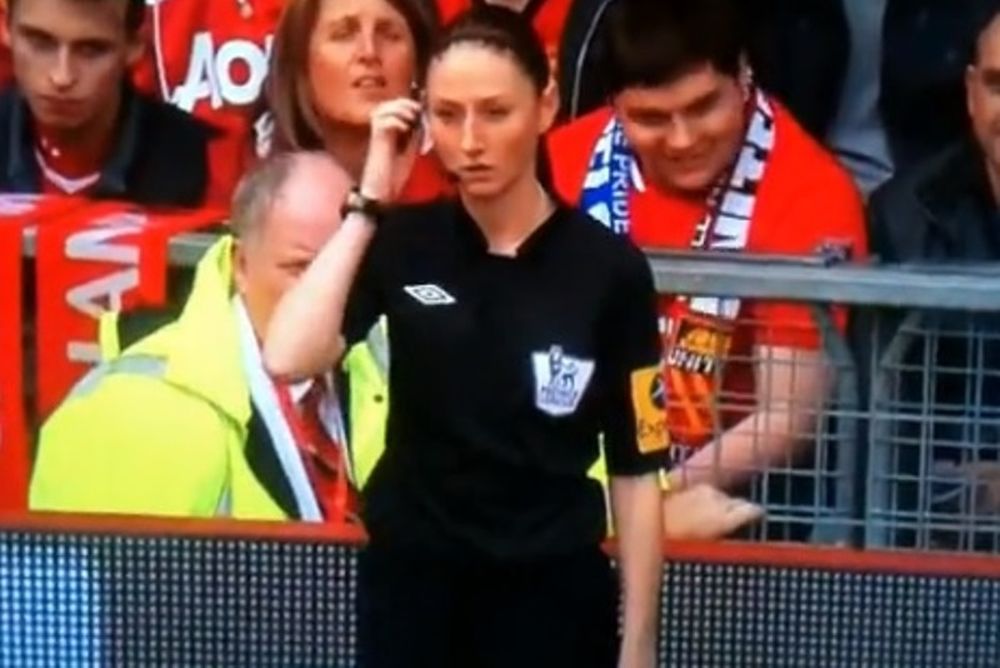 Μάντσεστερ Γιουνάιτεντ – Τσέλσι: Τα… έψαλε σε φαν Πέρσι και Τόρες η επόπτρια! (video)