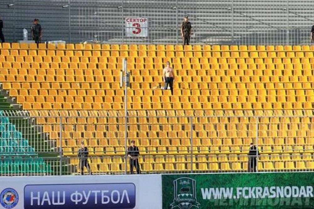 Ρωσία: Επτά άνδρες ασφάλειας για έναν φίλαθλο! (video)