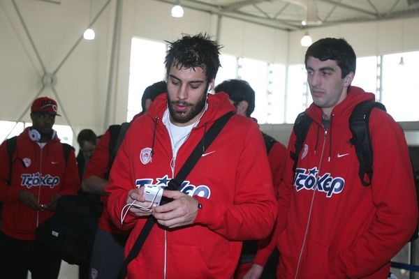 Ολυμπιακός: Έφθασε Λονδίνο (video)