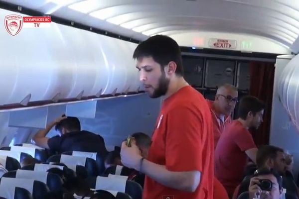 Ολυμπιακός: Το ταξίδι για Λονδίνο (video)