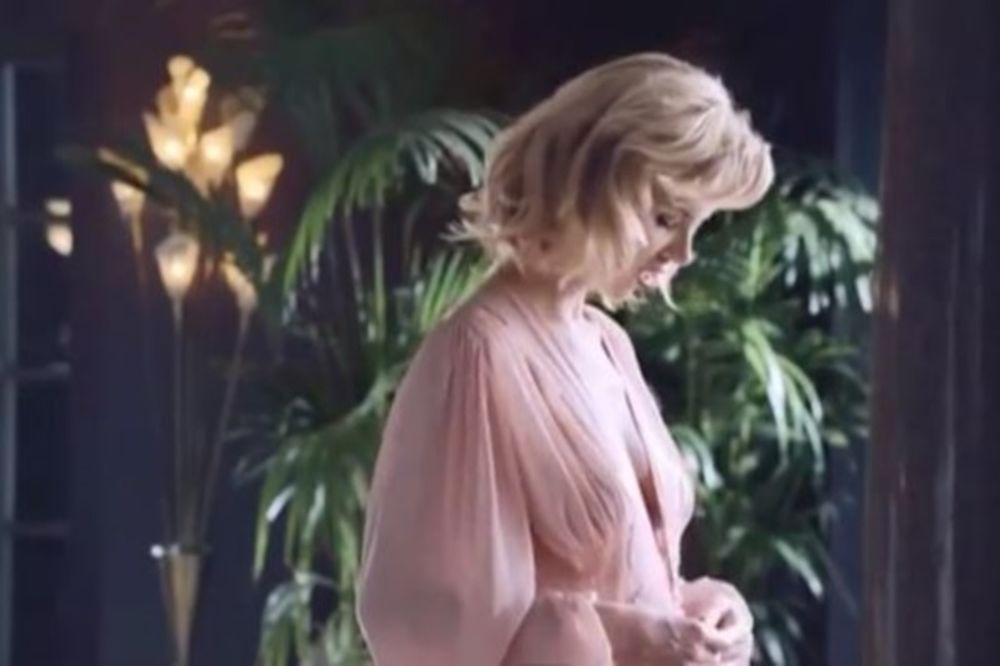 Η Εύα Χερτζίκοβα γυμνή με τα... τακούνια της (Video)