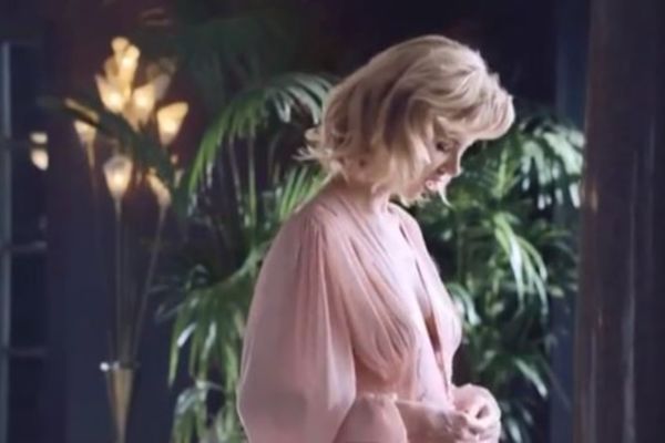 Η Εύα Χερτζίκοβα γυμνή με τα... τακούνια της (Video)