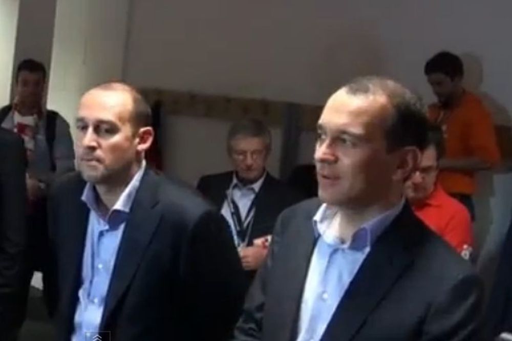 Ολυμπιακός: Οι Αγγελόπουλοι στα αποδυτήρια της O2 Arena (video)