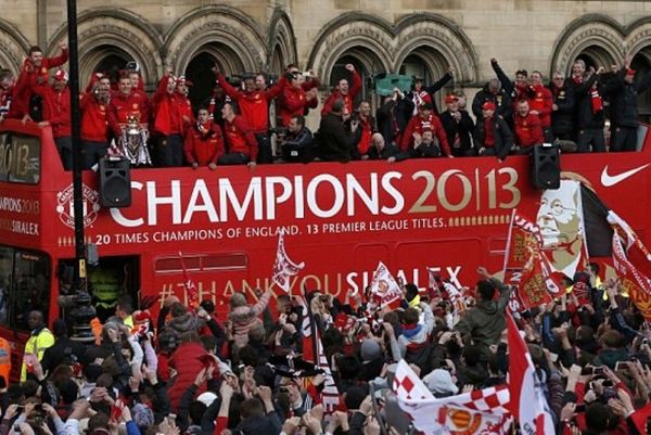 Η παρέλαση της Μάντσεστερ Γιουνάιτεντ (photos+videos)