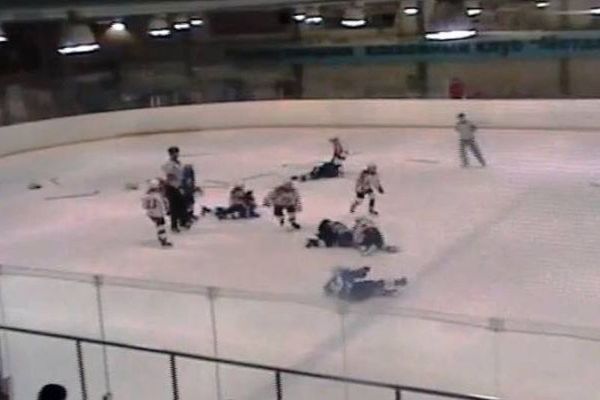 Βίντεο: Απίστευτό ξύλο σε αγώνα χόκεϊ στη Ρωσία