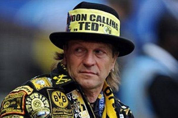 Μπορούσια Ντόρτμουντ: Ο οπαδός με το σακάκι με τα κιτρινόμαυρα μπαλώματα! (photos)