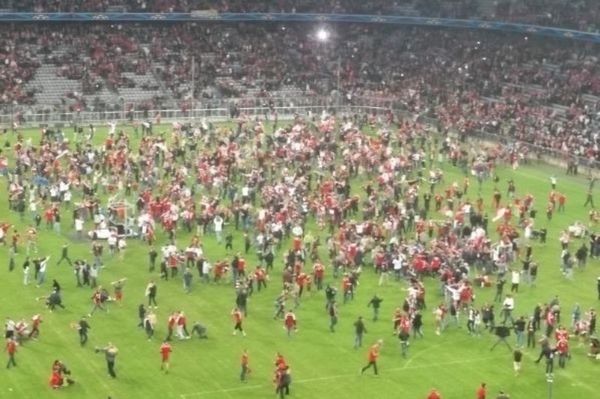Μπάγερν Μονάχου: Εισβολή οπαδών στο «Αλιάνζ Αρίνα»! (videos)