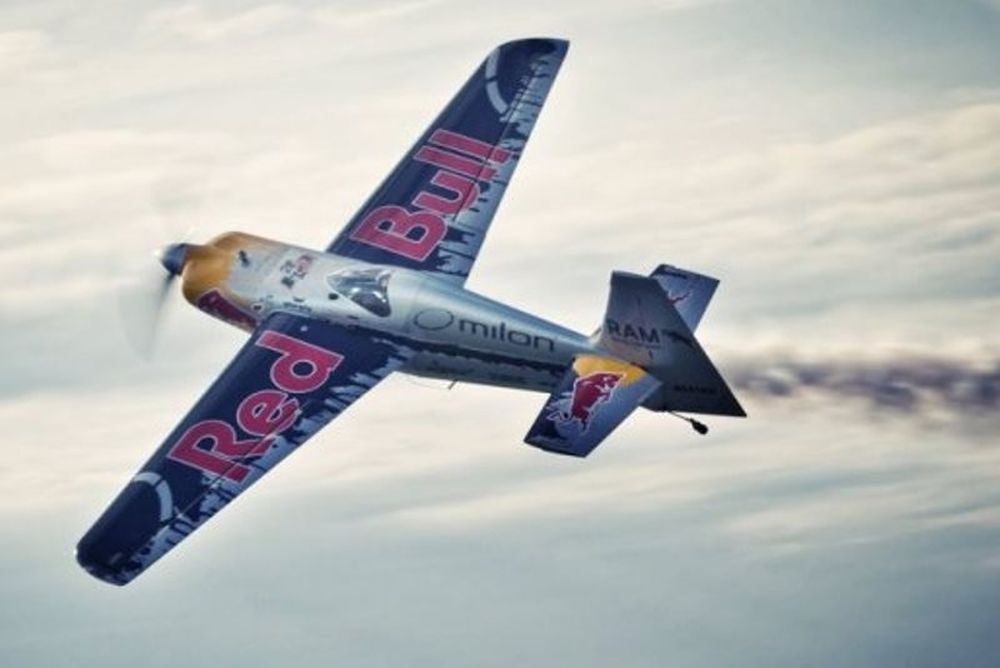 Αεροπλάνο σε αγώνα με BMW (video)