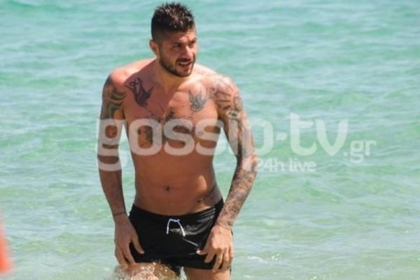 Ο Μιχάλης Σηφάκης μας δείχνει γιατί «σφάζονται» οι γυναίκες στα πόδια του (photos)