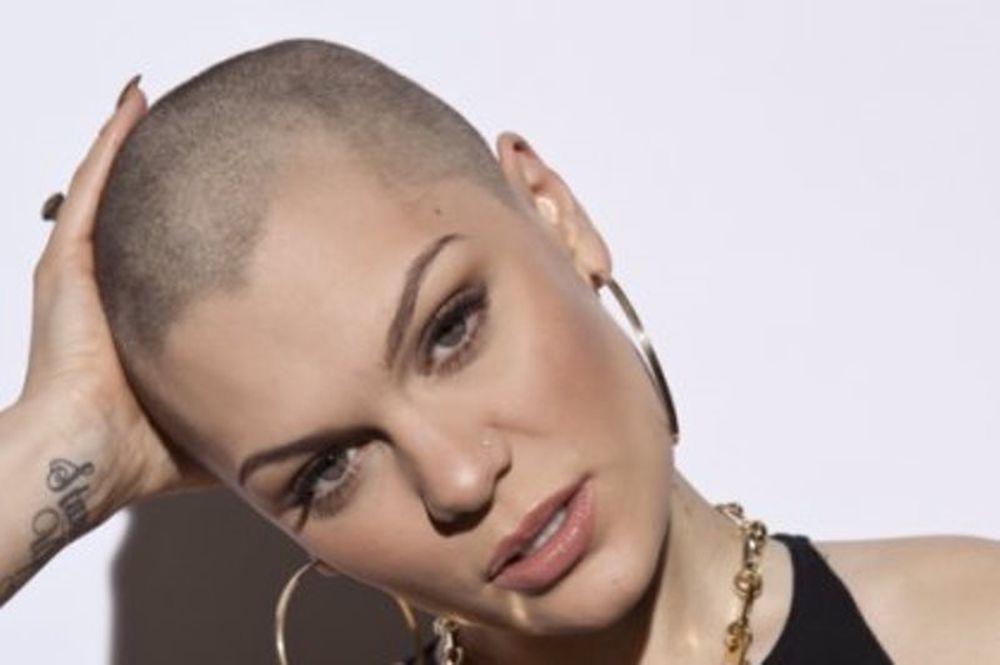 Ποια όμορφη celebrity επιδεικνύει το ξυρισμένο κεφάλι της περήφανη στο νέο της video;